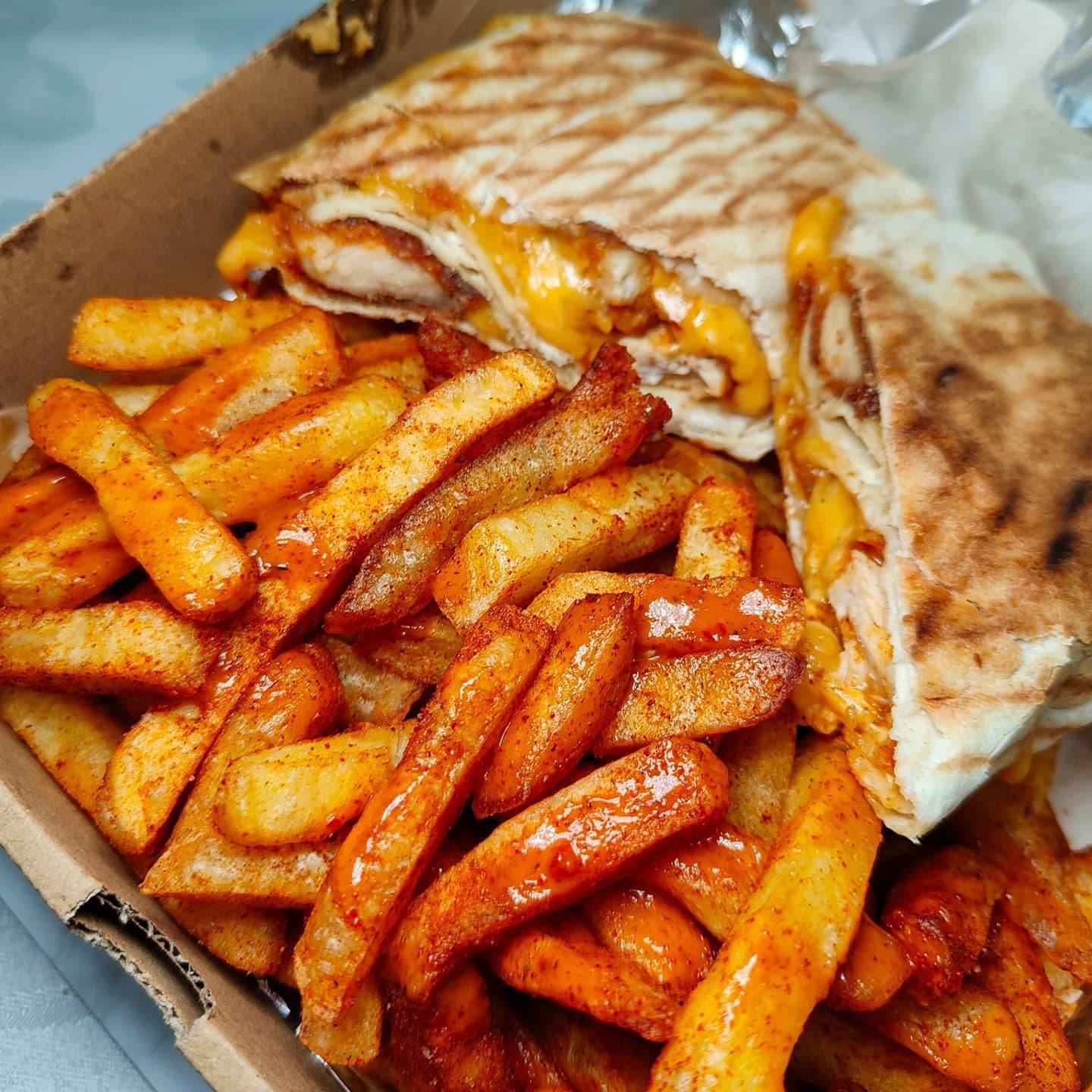  - So i tried the Cajun Chicken Wrap Box Meal the last time i got something from @glesgagrub64 but today i tried the Piri Piri Chicken Wrap Box Meal (Peri Peri Chicken, Cheese & Peri Sauce) simple, no carry on or fancy stuff.