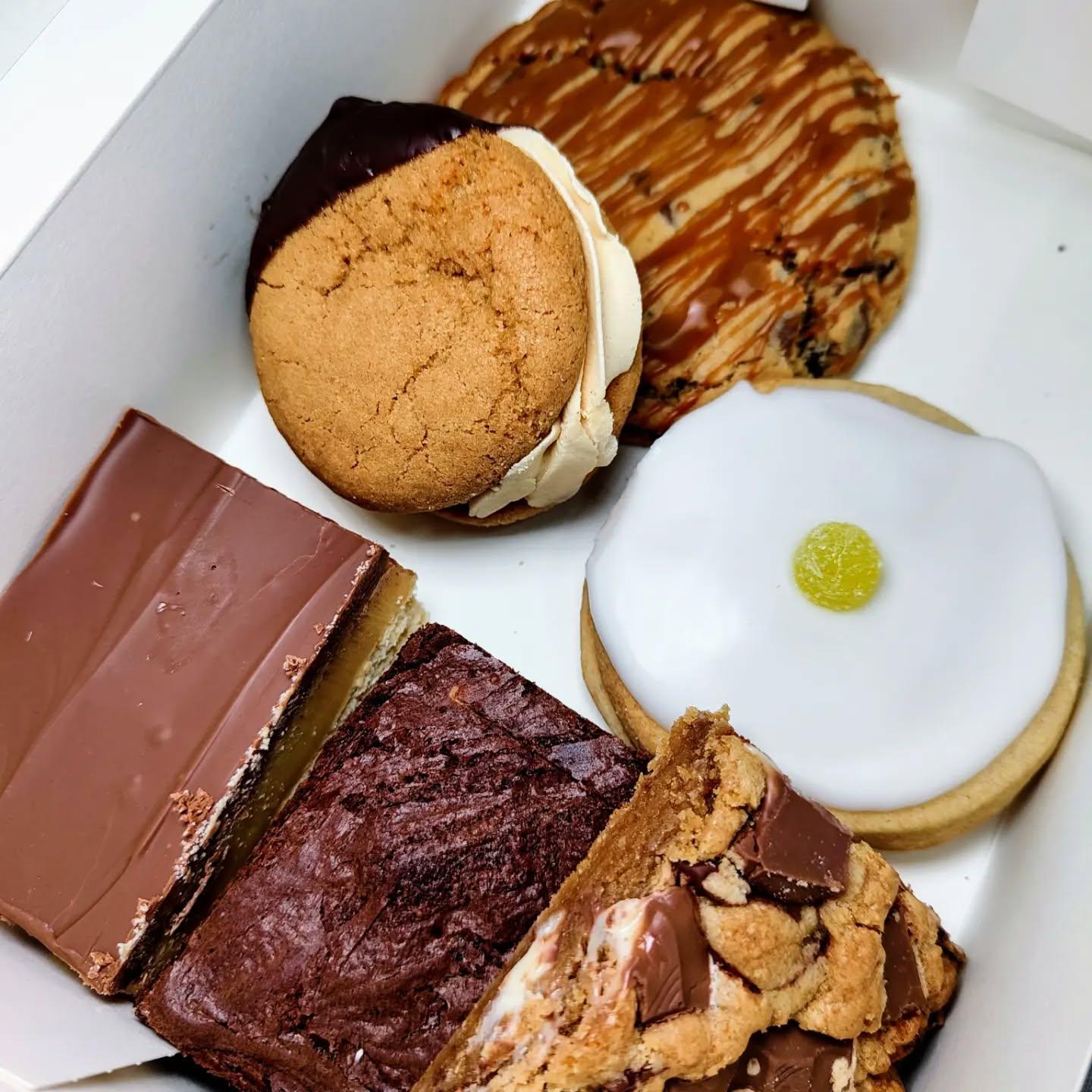  - So i was given a box of @bakesbyjulie cakes and what can i say, amazing! That was actually my feedback to her lol